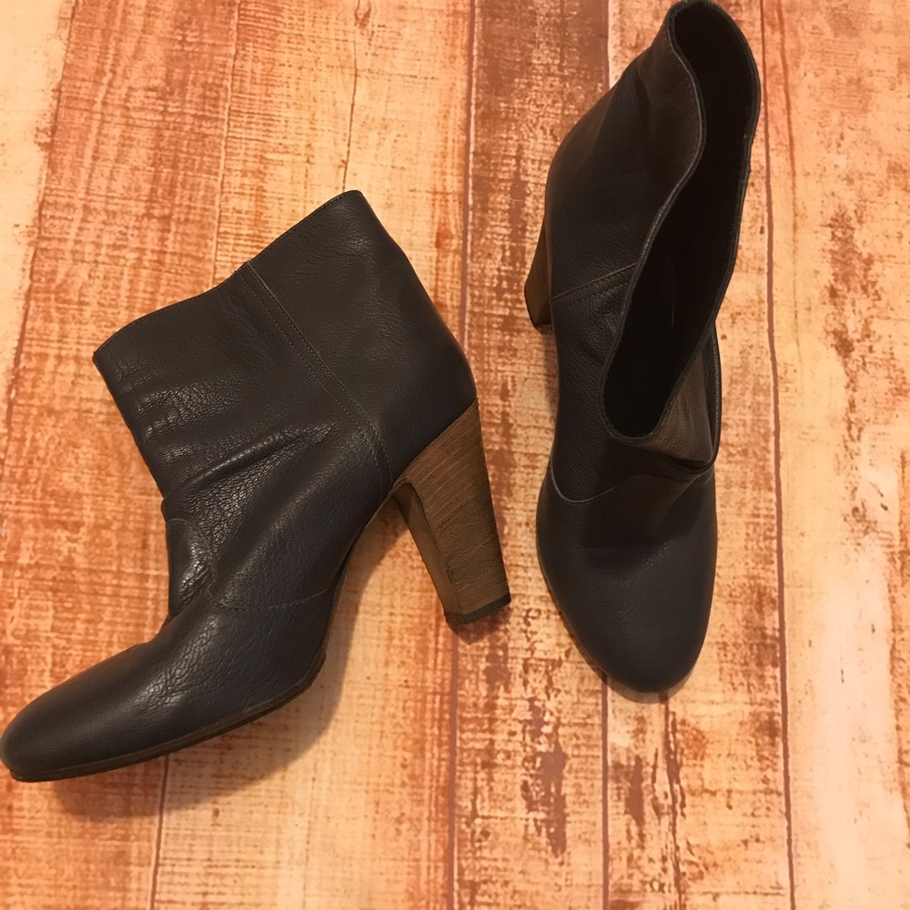 YIN made in Italy leather blue booties
